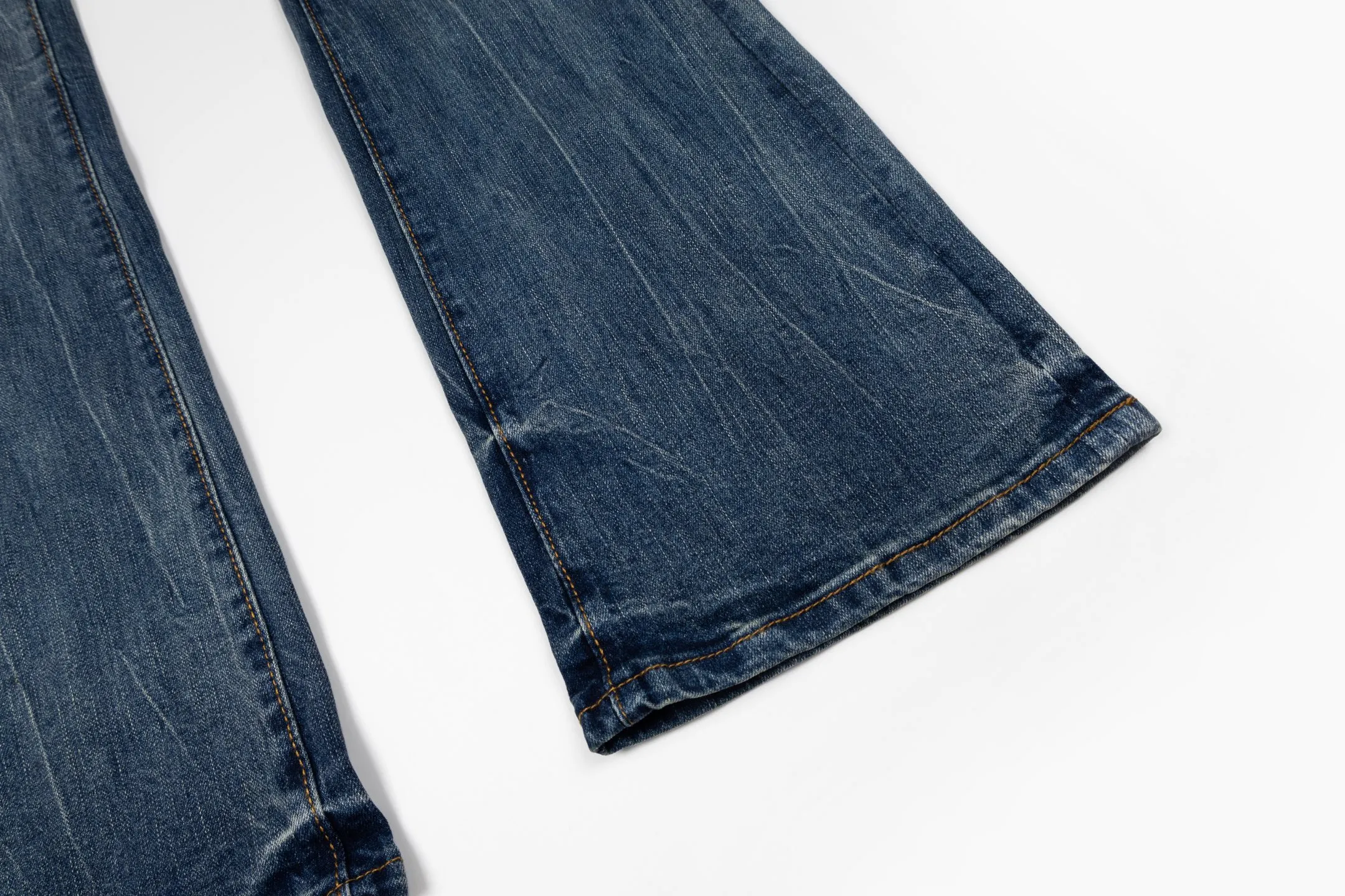 135 PURPLE BRAND 26New Arrival ripped jeans with top quality wash. Really restore the ultimate Vintage texture. Three-dimensional version. Loose and comfortable, not picky about the figure. Makes taller and slimmer. Factory Seiko. Original factory quality control. Same style for men and women. Can be paired with couples. Versatile recommendation. Must-have jeans for all seasons. Hipsters have been disappointed. From the quality selection of fabrics, the tailoring of details, and the matching of patterns, they are all impeccable! The upper body is so handsome when worn...it can be easily worn by men, women and children! The craftsmanship is made of heavy-duty washed pure cotton denim fabric. After washing, it is soft and thick. It is very stylish when worn on the body. Color: Blue Style number: # Size: 28 30 32 34 36